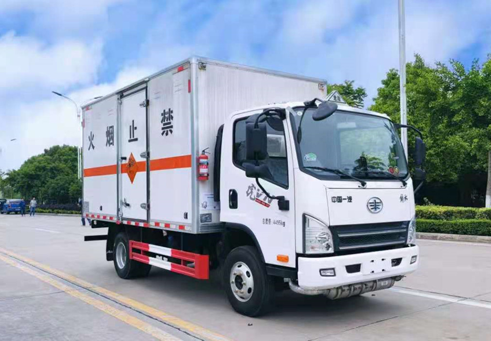 解放4.15米貨廂爆破器材運(yùn)輸車(chē)