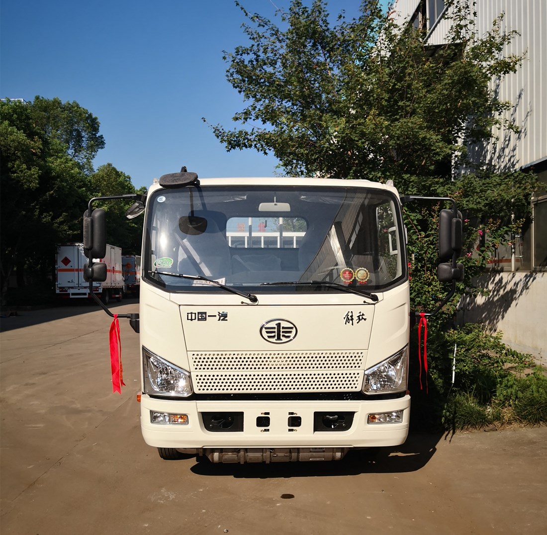 解放J6F國(guó)六藍(lán)牌氣瓶運(yùn)輸車(chē)